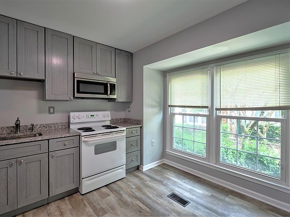 Eat-in Kitchen