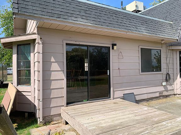 small deck off of breakfast nook