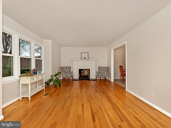 4th image of 7518 Oakmont Dr