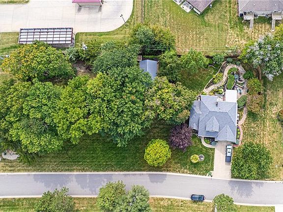 4th image of 2 Chadwick Ln