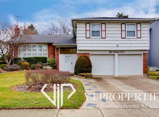 812 Plainfield Ln, Valley Stream, NY