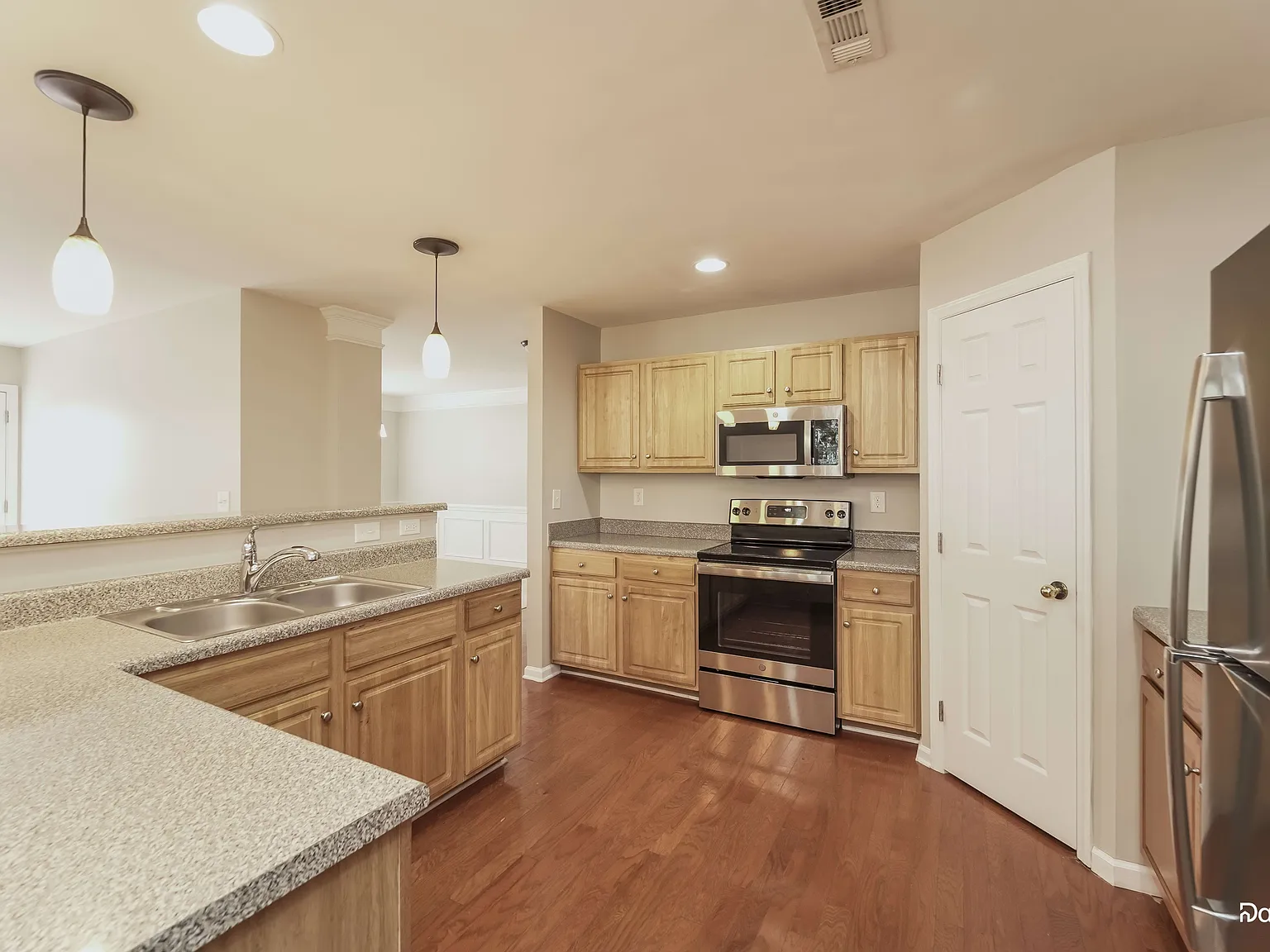 4 bed, 2.5 bath, 2566 sqft, $2,410 — Photo 3