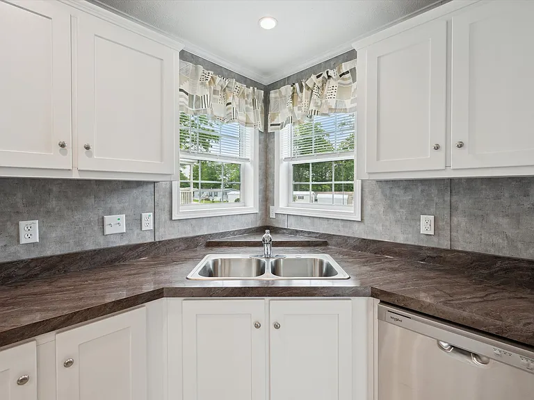 Laurel Woods — Photo 11