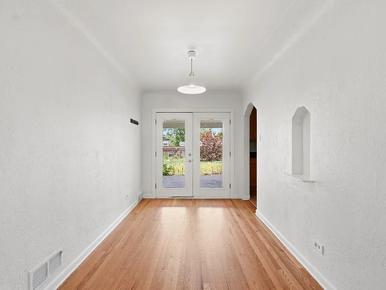 1560 Roslyn St — Photo 7