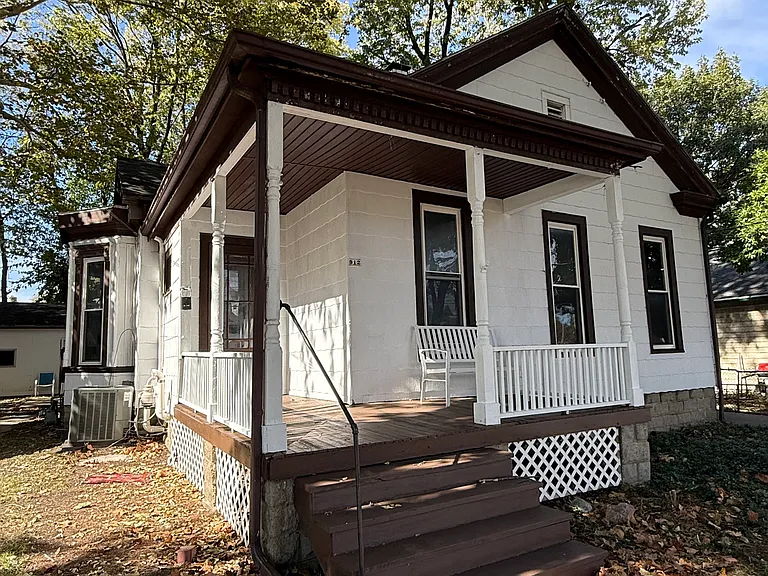 912 N Center St — Photo 2