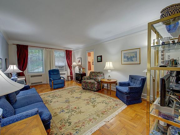 3rd image of 117 Park Ln S #B1e