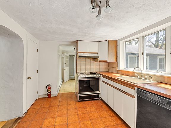 5th image of 193 Haverhill St