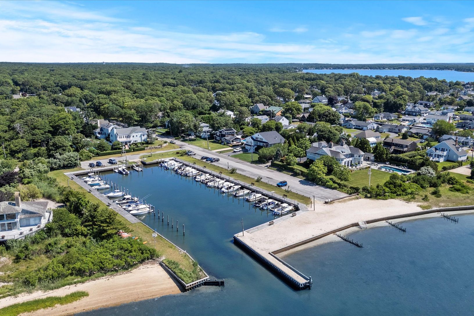  Easy boat access to open bay