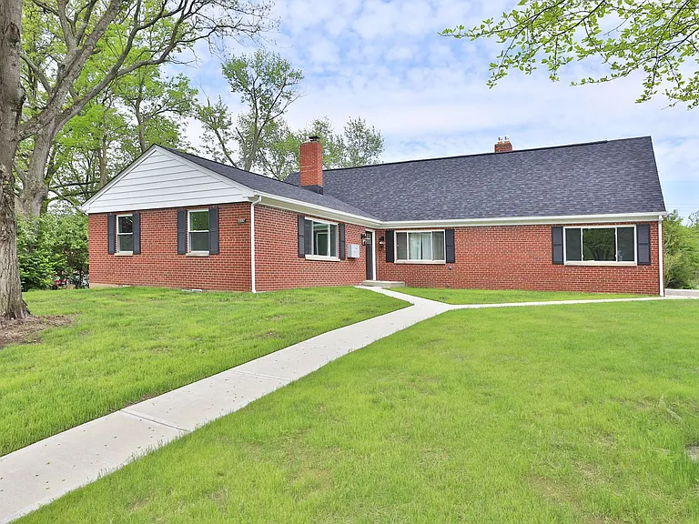 154 Fairway Dr — Photo 2
