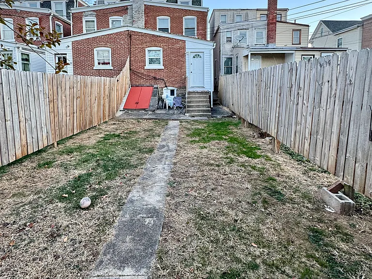 242 Oak St — Photo 6