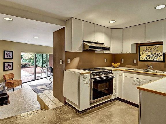 3rd image of 2620 W Lake Sammamish Pkwy NE Unit A