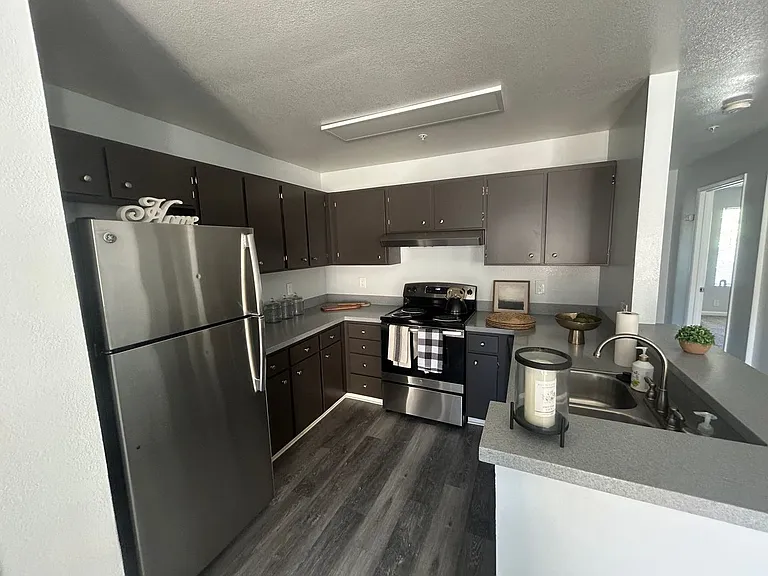Creekside Apartments — Photo 6