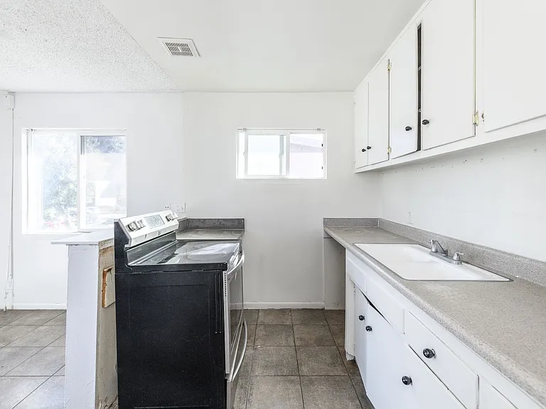 2506 S Rosewood Ave — Photo 13