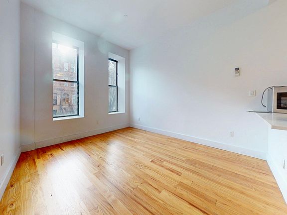 2nd image of 255 W 121st St