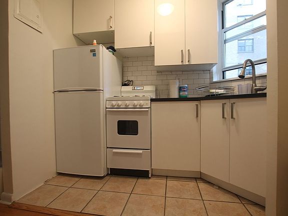 4th image of 235 E 27th St #2CC