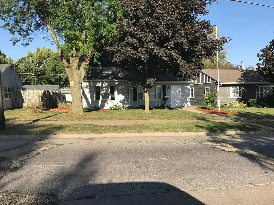 2328 N Lincoln Ave