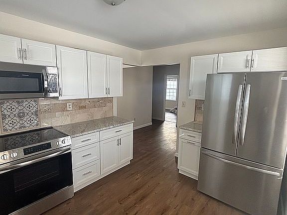 3rd image of 11 Fernwood Ct