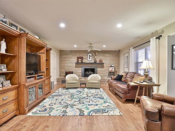 5th image of 2050 Woodridge Dr
