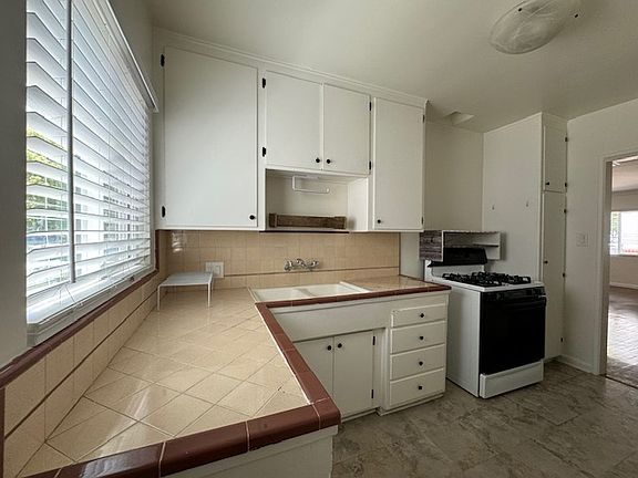 5th image of 228 S Buena Vista St APT A