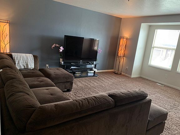 3rd image of 607 W Goldenrod Way