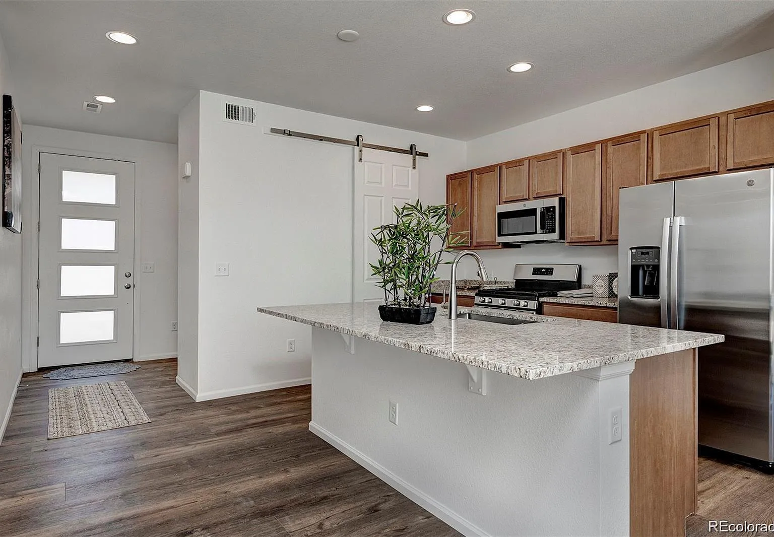 3 bed, 2.5 bath, 1875 sqft, $3,300 — Photo 2