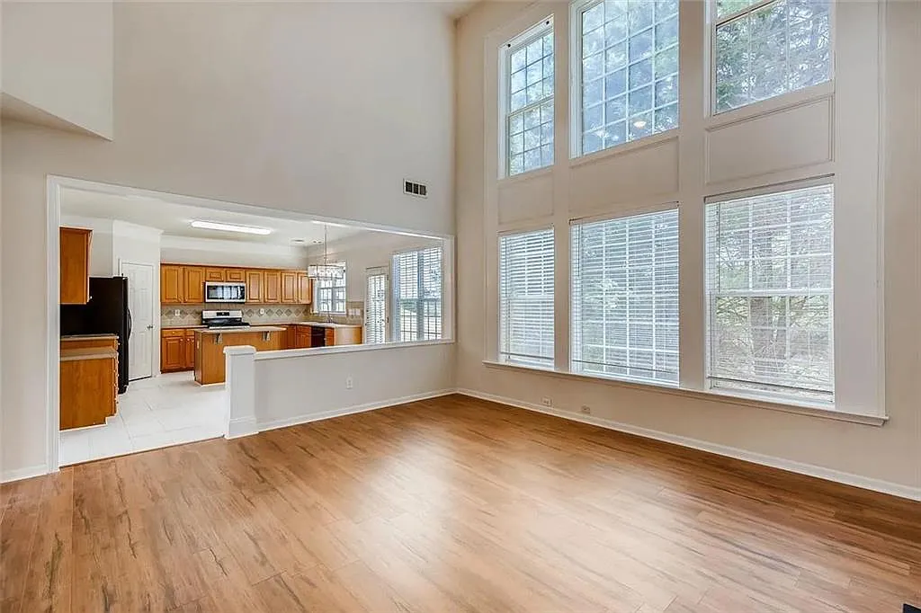 5 bed, 2.5 bath, 2676 sqft, $3,095 — Photo 4