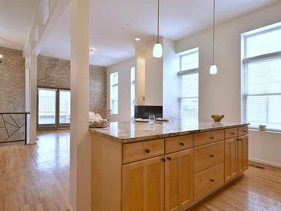 2nd image of 1542 N Wood St APT 1R