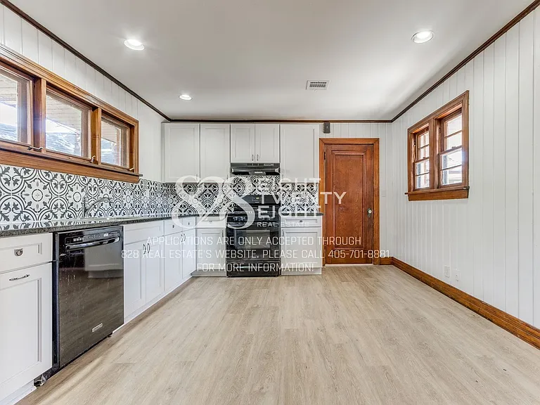 241 Emelyn St — Photo 35
