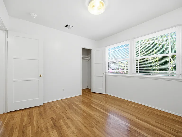 7439 Amestoy Ave — Photo 11