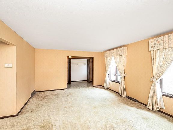 5th image of 3324 Balsam Dr