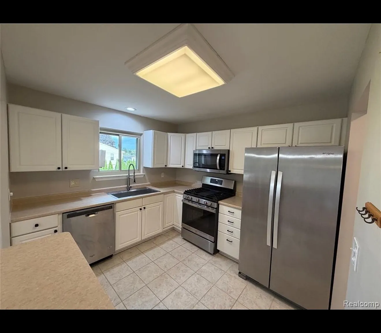 3 bed, 2014 sqft, $2,500 — Photo 4
