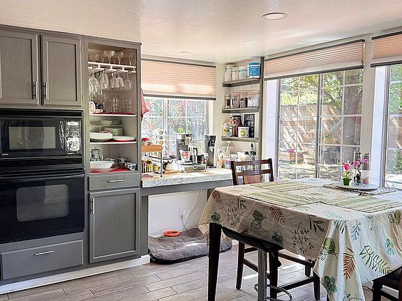 breakfast nook w/coffee bar