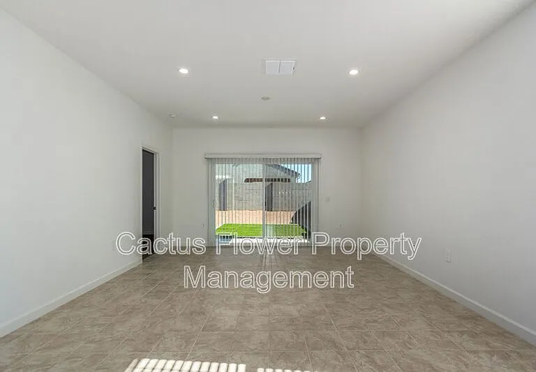 2037 W Shelly Ave — Photo 10
