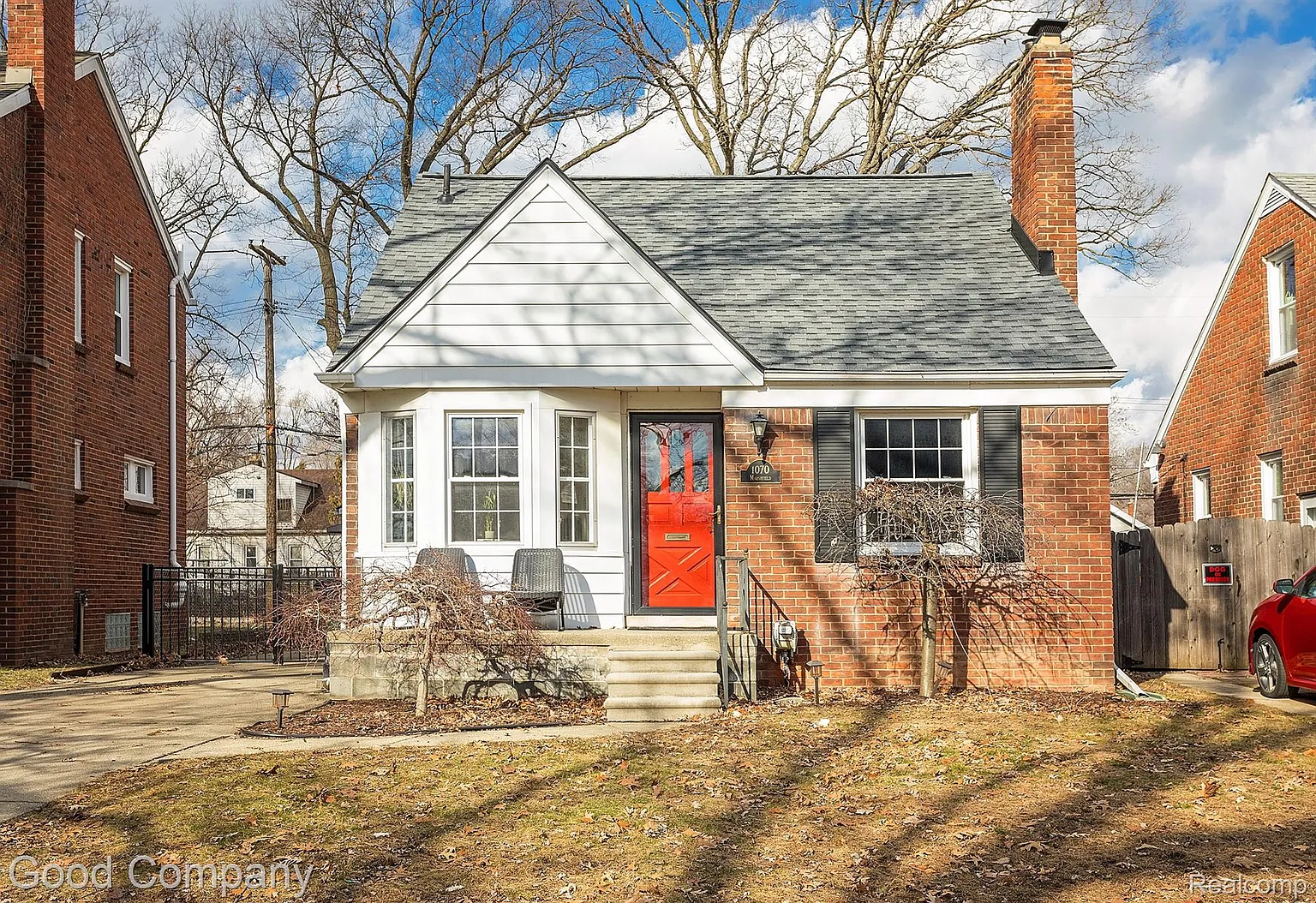 1070 Marshfield St photo 1