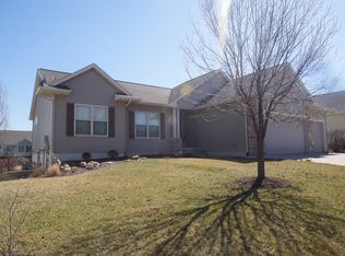 145 N Sandy Ridge Ct, Hiawatha, IA 52233
