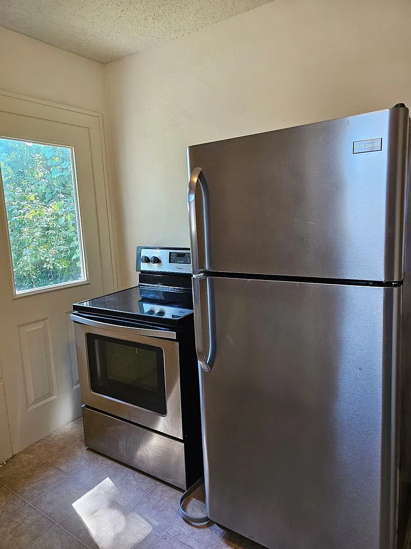 2 Bedroom Home-Downtown — Photo 4