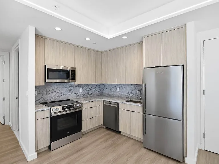 100 Sullivan Pl #404 — Photo 3