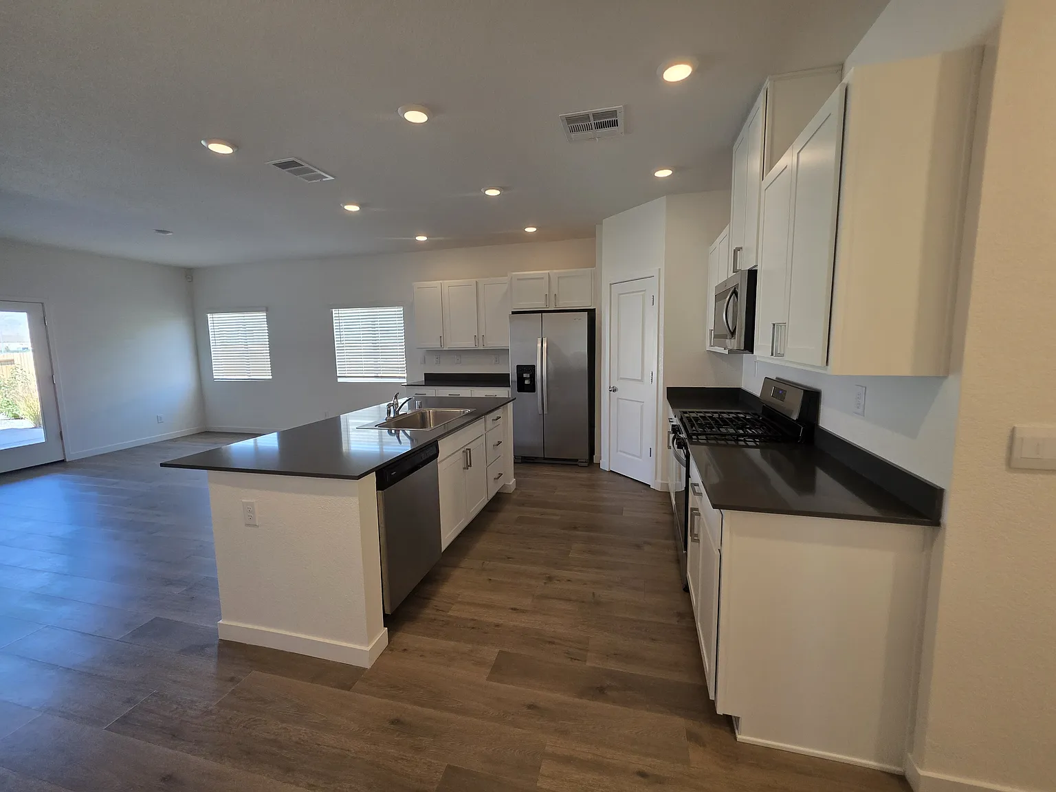 4 bed, 1826 sqft, $2,850 — Photo 3