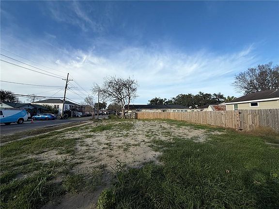 3rd image of 3765 Cypress St