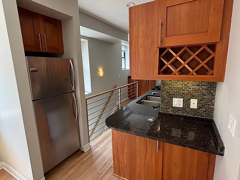 2 bed, 2.0 bath, 1100 sqft, $2,200 — Photo 2