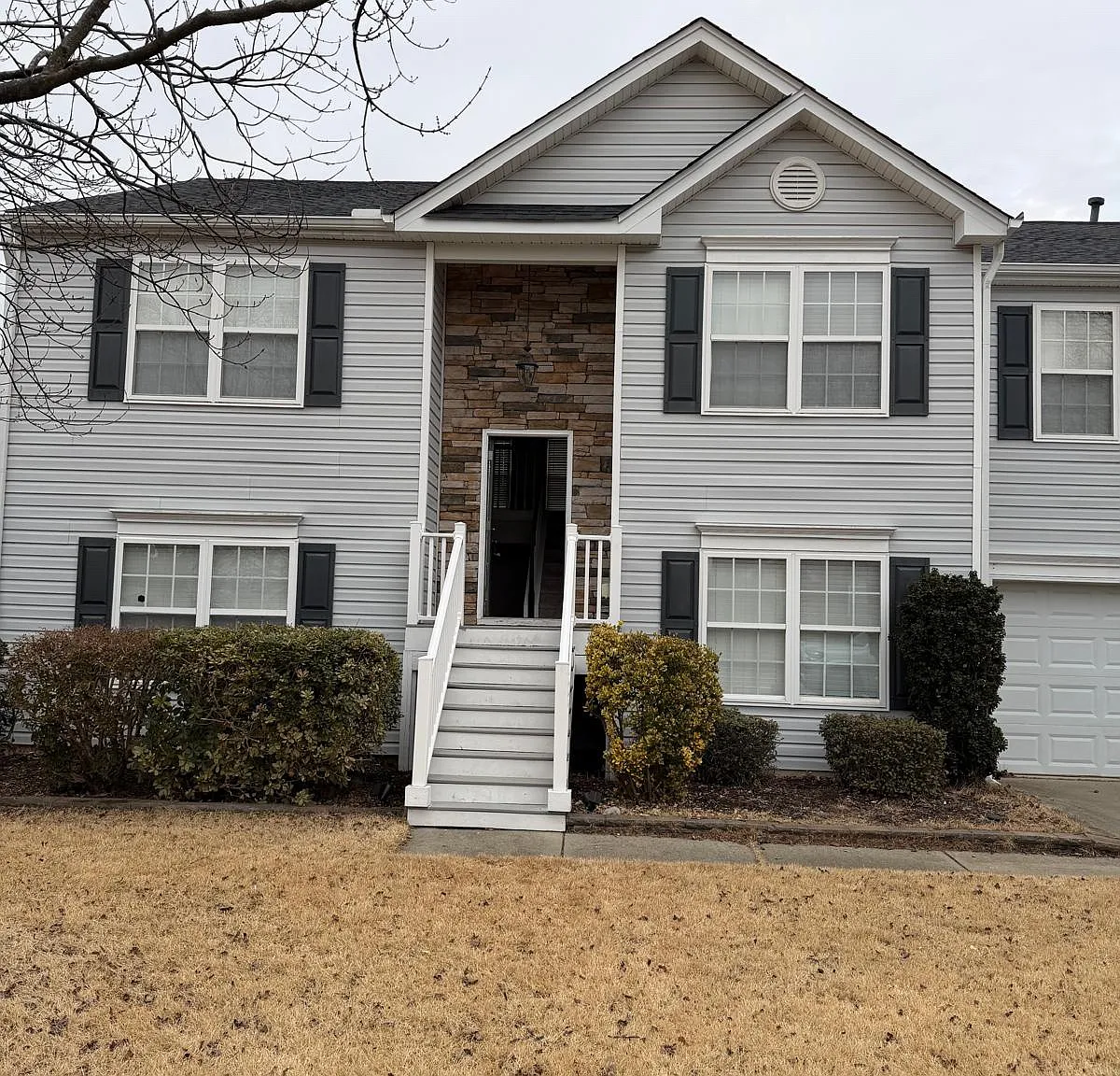 4 bed, 2589 sqft, $2,200 — Photo 1