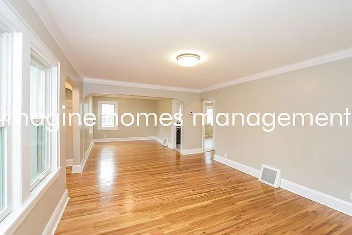3 bed, 1.0 bath, 1307 sqft, $2,325 — Photo 3
