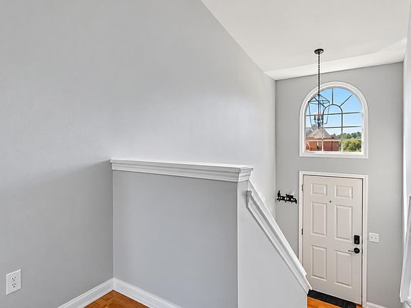 3rd image of 575 Rosebud Cir