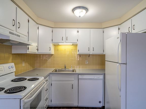 5th image of 216 Robert Dr #6