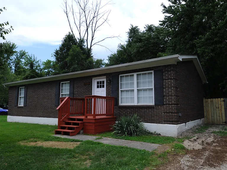6712 Stana Dr — Photo 2