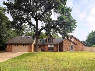 109 Road Runner Dr, Ponca City, OK 74604