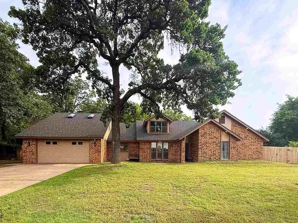 109 Road Runner Dr, Ponca City, OK 74604