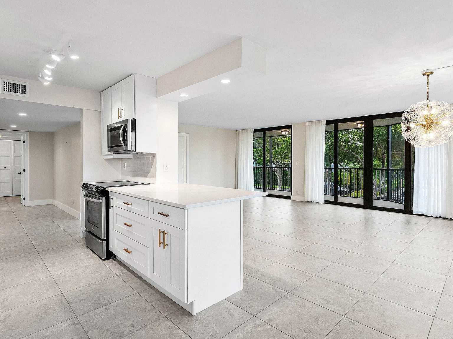 800 Jeffery St — Photo 2