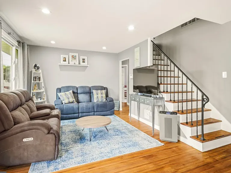 126 Greenwood Rd — Photo 3