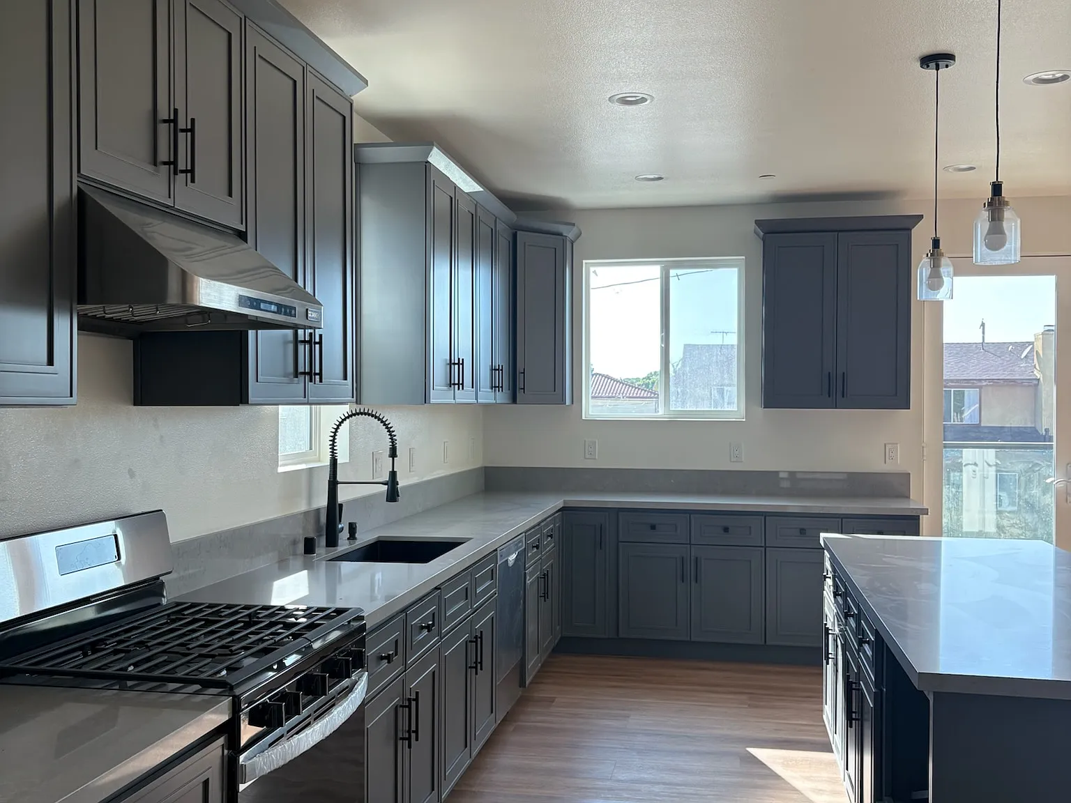 4 bed, 2200 sqft, $5,200 — Photo 2